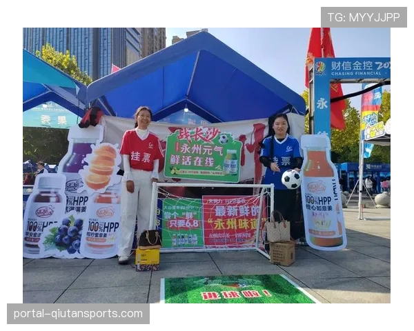 比赛结束后的混采区，里卡多与家乡车迷的深情互动