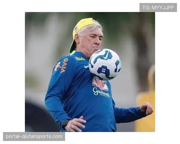 安切洛蒂在场边向球员展示战术板,示意加强前场压迫强度